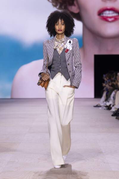Louis Vuitton offre une nouvelle vie au costume trois pièces pour l'été prochain.