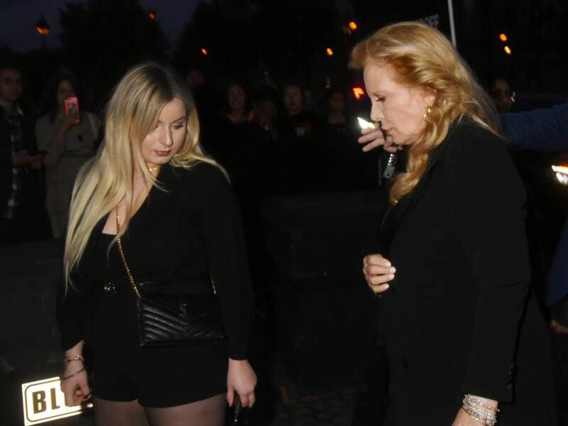 Sylvie Vartan et sa fille Darina ont opté toutes les deux pour un total look noir, lors de la Fashion week à Paris.