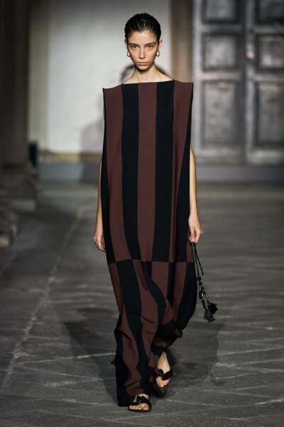 Jil Sander nous donne à voir une autre vision de l'épaule XXL, pour une robe sculpturale.