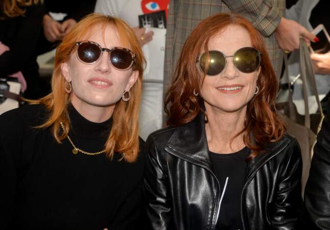 Isabelle Huppert et Lolita Chammah portaient toutes les deux des lunettes noires durant le défilé Agnès B.