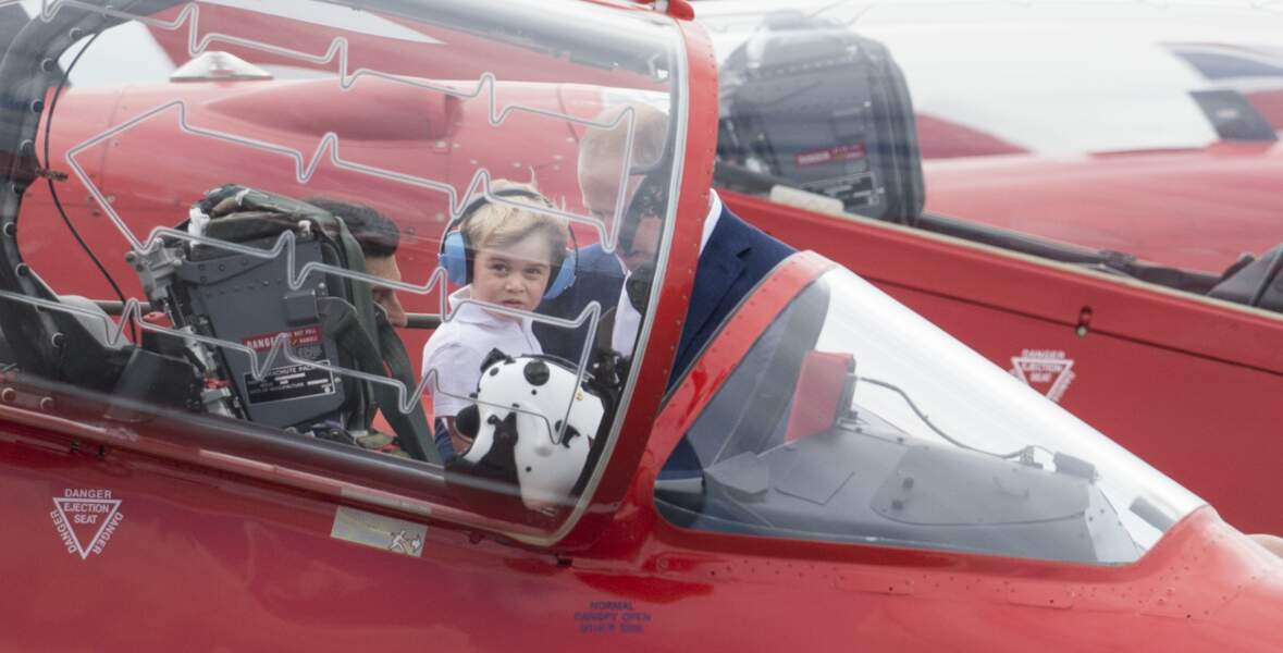 Lorsque le prince George a pu s'assoir à l'intérieur du cockpit d'un avion militaire