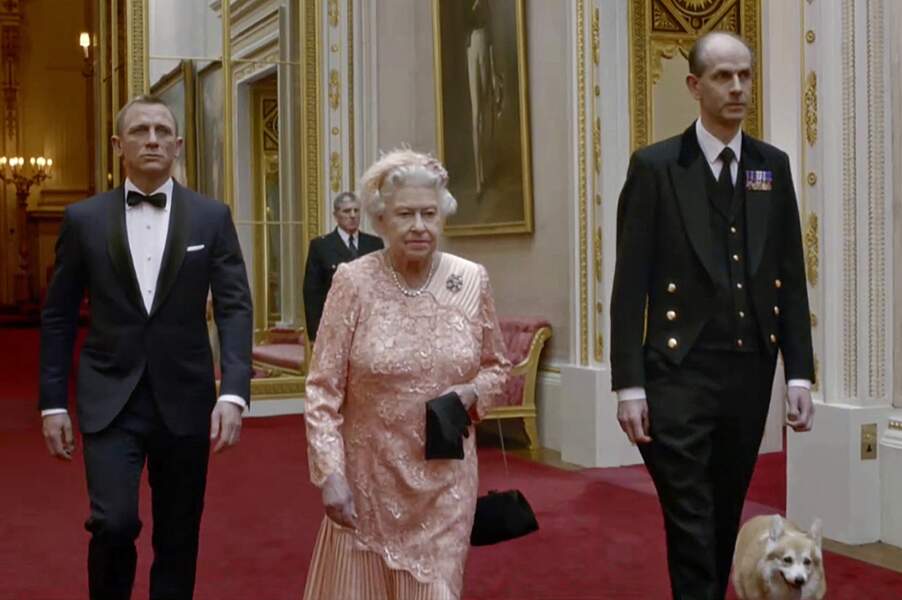 Quand la reine Elisabeth II a joué la comédie au côté de James Bond