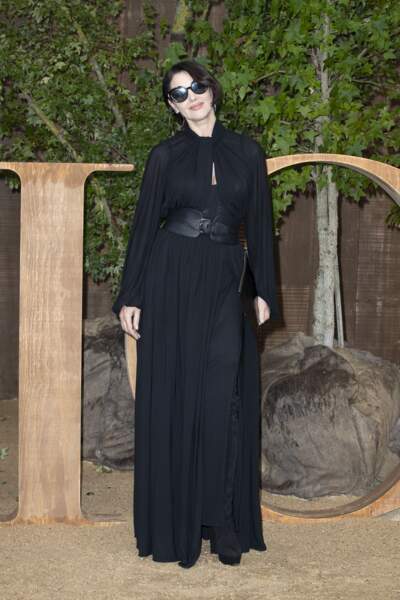 Durant ce défilé, Monica Bellucci arborait une longue robe noire