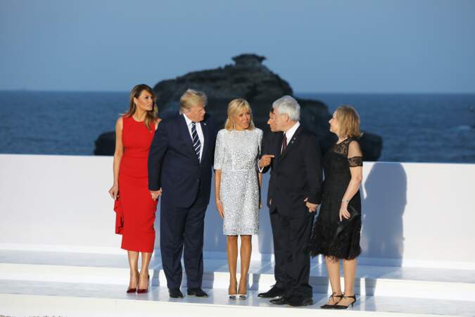 Brigitte Macron rayonne sur la photo de famille lors du sommet du G7