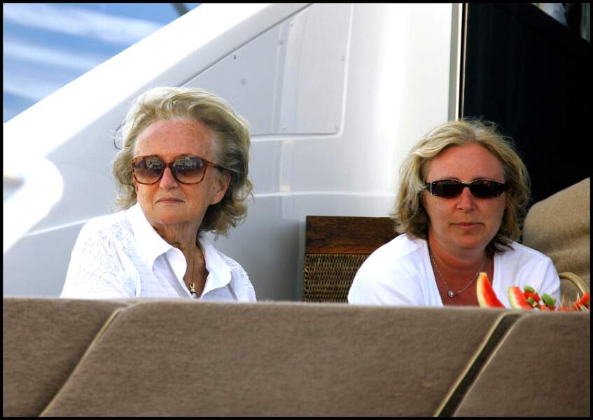 Bernadette Chirac, lunettes fumées et chemise blanche, son look de vacancière de  à St Tropez en 2008