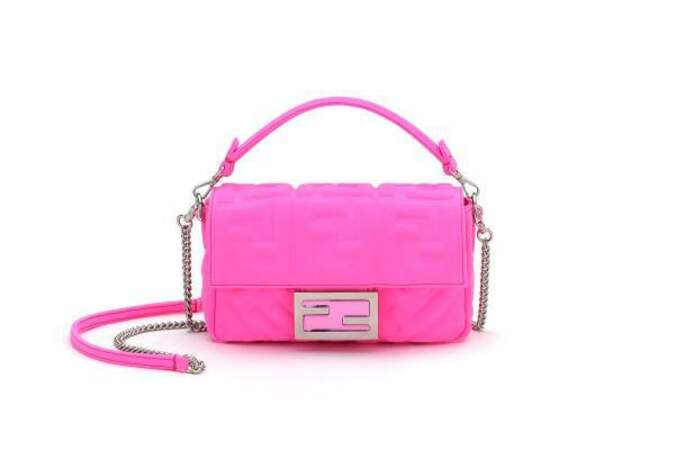 Le sac Baguette de Fendi x Nicki Minaj se pare de rose fluo pour oser la couleur de jour comme de nuit.