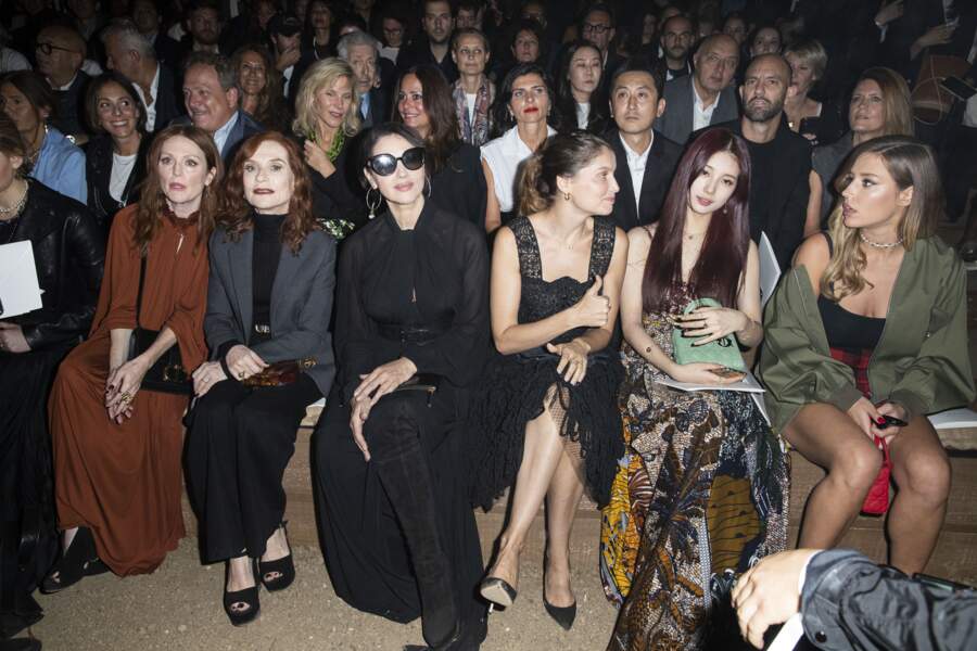 Monica Bellucci a été aperçue en front row du défilé Dior, aux côtés d'Isabelle Huppert et Laetitia Casta