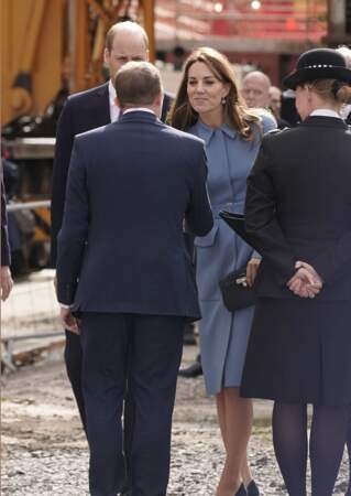 Lors de cette journée, Kate Middleton arborait un look très chic en manteau bleu Alexander McQueen