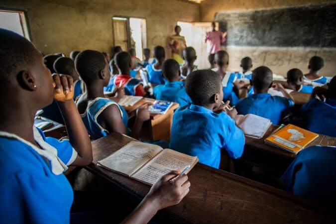 Avec Plan International, Roger Vivier aide les jeunes filles au Cameroun et au Bénin à avoir accès à l'éducation.