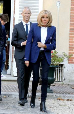 Jean noir et blazer bleu, Brigitte Macron a opté pour un style décontracté chic ce 20 septembre au château de By.