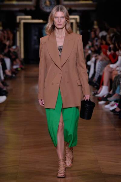 Idée de Stella McCartney : associer robe verte et blazer beige pour l'été 2020.