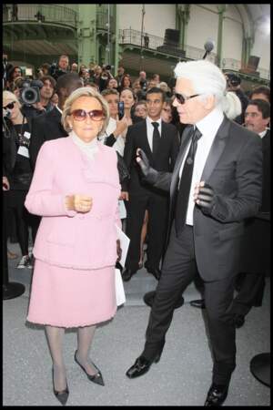 Bernadette Chirac, en tailleur rose Chanel, avec Karl Lagerfeld lors du défilé de la maison de couture en 2009