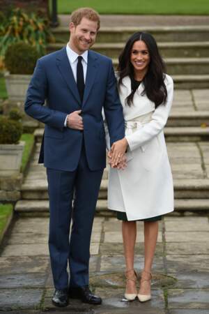 Le Prince Harry et Meghan Markle posent à Kensington après l'annonce de leur fiançailles, en novembre 2017