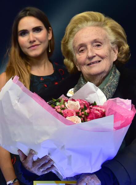 Bernadette Chirac, tout sourire aux côtés de la chanteuse Joyce Jonathan lors de l'opération Pièces Jaunes en 2016