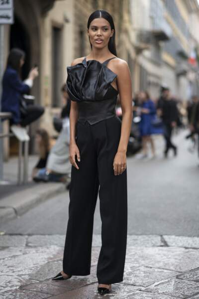 Tina Kunakey ultra chic en total look noir lors du défilé Giorgio Armani printemps-été 2020