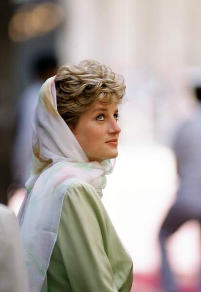 La princesse Diana portait un voile fleuri et une robe vert émeraude en Egypte en 1995