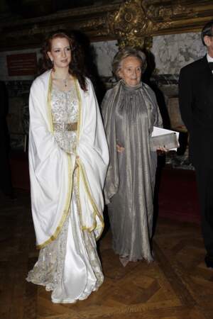 Bernadette, élégante en robe longue lamée aux côtés de Lalla Salma du Maroc, lors d'un gala à Versailles en 2010