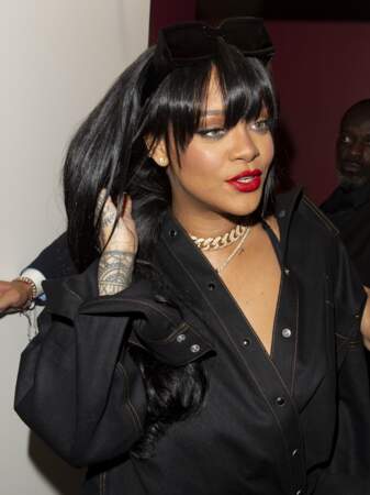 Rihanna a aussi craqué pour les cheveux longs, noirs brillants et dotés d'une frange