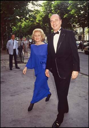 Bernadette, en longue robe bleu à volants, et Jacques Chirac lors d'un dîner en l'honneur de Ronald Reagan, en 1989