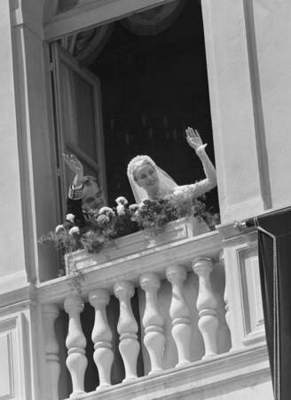 La princesse Grace et le prince Rainier de Monaco saluent la foule après leur mariage le 19 avril 1956