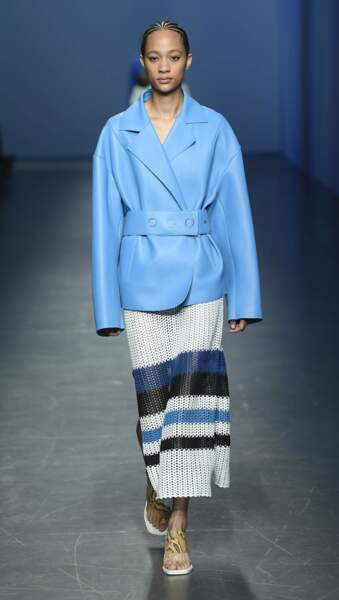 Boss illumine la veste en cuir avec un bleu ciel intense, associée à une jupe envoutante.