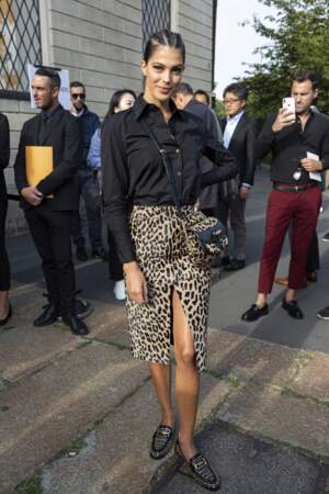 Iris Mittenaere a sorti la jupe fendue léopard pour assister au défilé Tod's à Milan, le 20 septembre 2019.