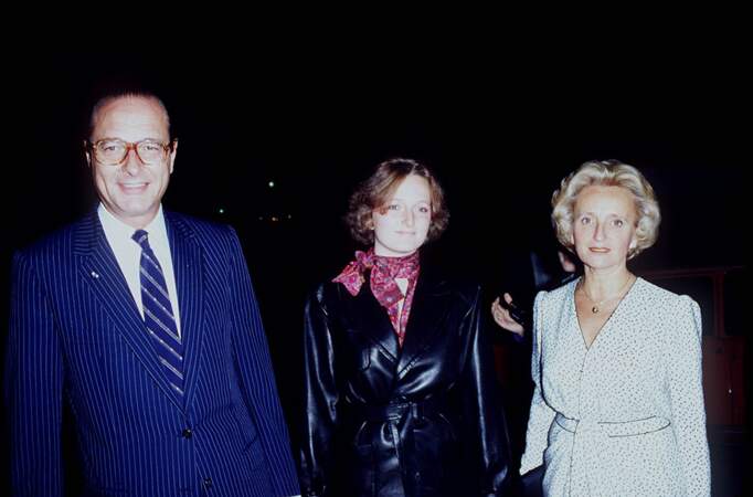 Bernadette, en robe à pois cache-coeur, avec Jacques et Claude Chirac, lors d'une soirée en 1983