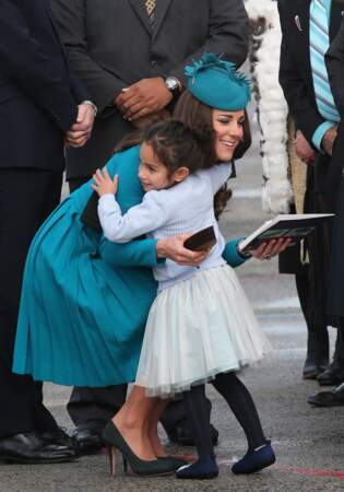 Quand Kate Middleton a enlacé une fillette lors d'un voyage officiel en Nouvelle-Zélande
