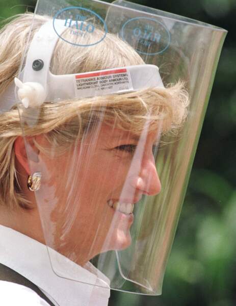 Lady Diana souriante avec un casque en Angola