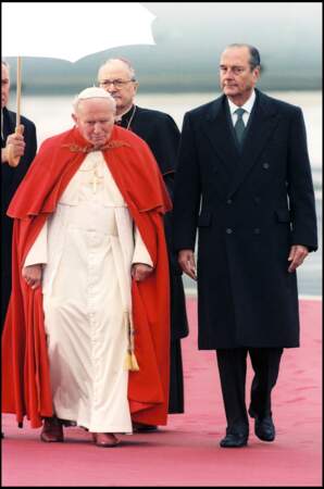 Jacques Chirac en 1996 en manteau long et costume cravate avec le pape Jean Paul II