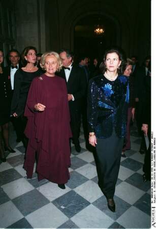 Bernadette, en longue robe drapée bordeaux, avec Silvia de Suède et Caroline de Monaco à Versailles en 1995