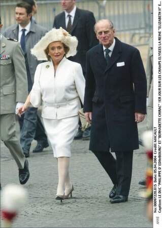 Bernadette Chirac, très chic en ensemble blanc avec le prince Philip pour la venue d'Elisabeth II à Paris en 2004
