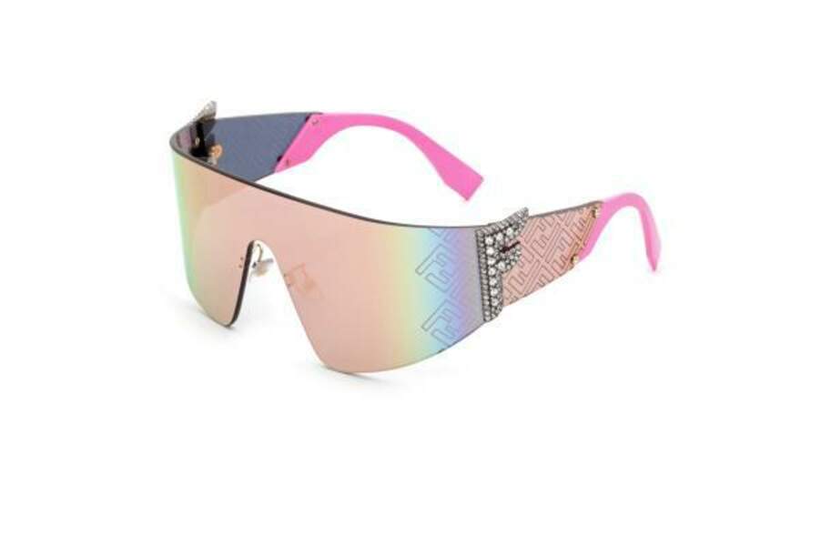 A l'image de Nicki Minaj, les lunettes reprennent les codes des années 1990, logotées et irisées.