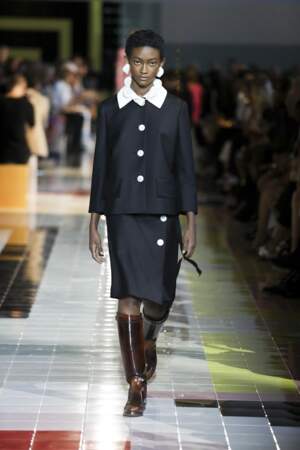 Sage, le noir chez Prada habille un look rétro, pour plus de simplicité en été.