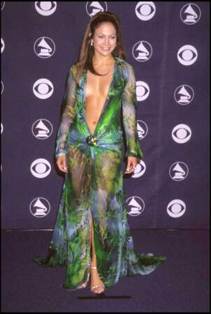 Jennifer Lopez affiche sa silhouette parfaite dans sa robe Versace aux Grammy Awards à Los Angeles en 2000