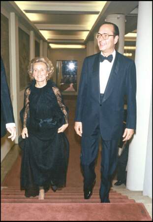 Bernadette Chirac, très élégante en robe en dentelle noire, lors d'un gala à l'opéra de Paris en 1982