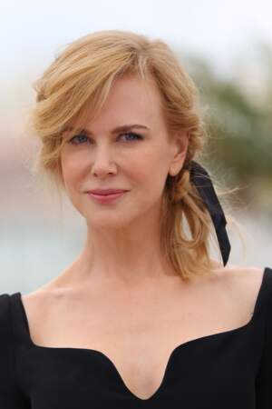 Le ruban : la touche romantique pour accessoiriser la queue-de-cheval basse comme Nicole Kidman