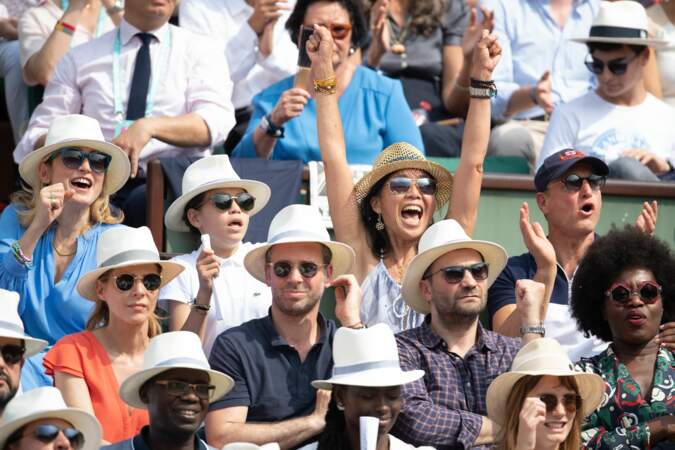 Julie Gayet, son fils, l'acteur Woody Harrelson et son épouse Laura à Roland Garros le 9 juin 2018