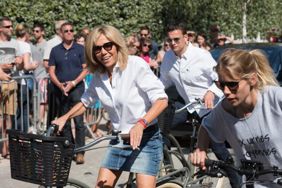 Brigitte Macron et sa fille Tiphaine font une balade à vélo
