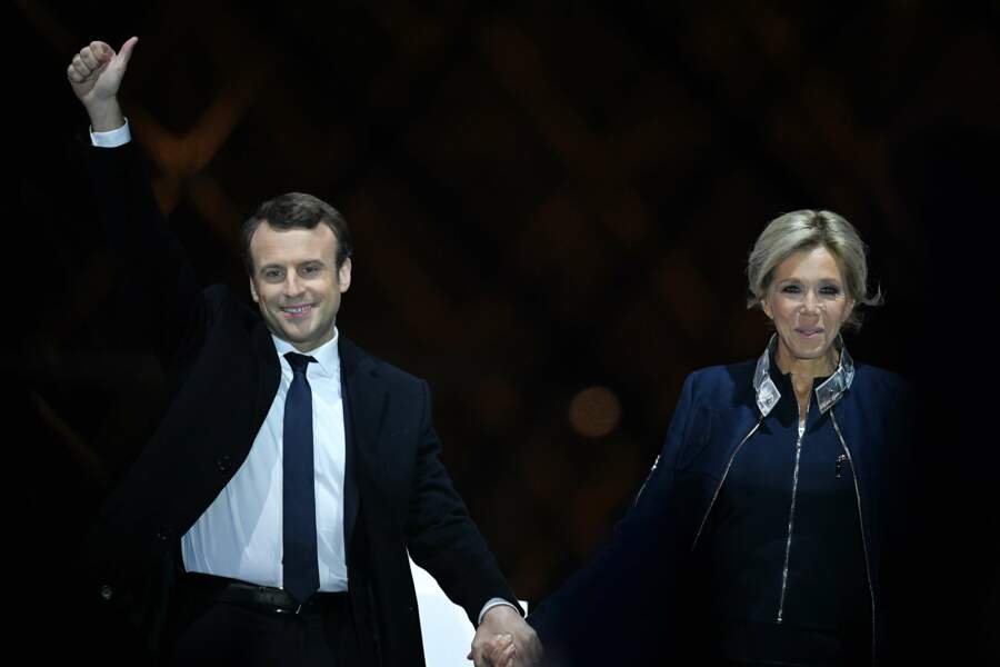 7 mai 2017 : Emmanuel et Brigitte Macron en bleu nuit pour la victoire au Louvres