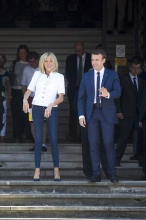 11 juin : Brigitte Macron en jean slim et blazer blanc à boutons au Touquet pour les législatives