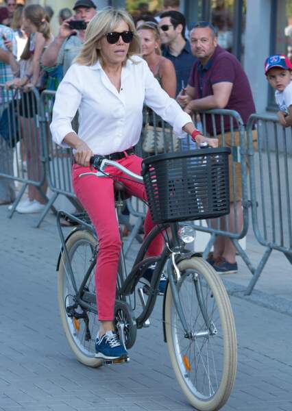 Brigitte Macron fait une balade à vélo le 17 juin