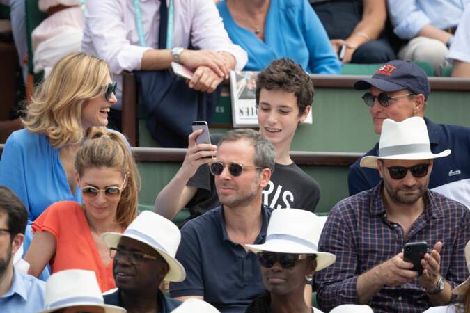 Le fils de Julie Gayet prenant un selfie avec Woody Harrelson à Roland Garros