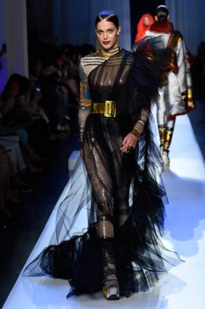 Iris Mittenaere radieuse maquillée en robe transparente pour Jean Paul Gaultier