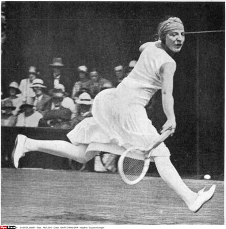 En 1920 Suzanne Lenglen gagne les JO d'Anvers, elle est aussi la première à porter des jupes courtes