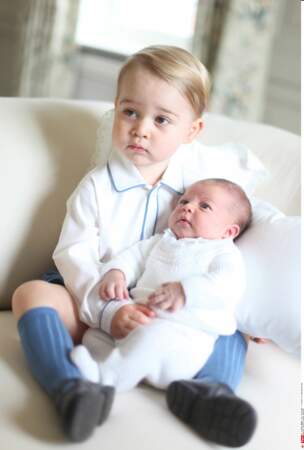 George, avec sa petite soeur Charlotte (2 juin 2015)