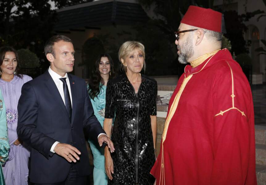 14 Juin 2017  :Brigitte Macron en robe sur-mesure noire Louis Vuitton au Maroc