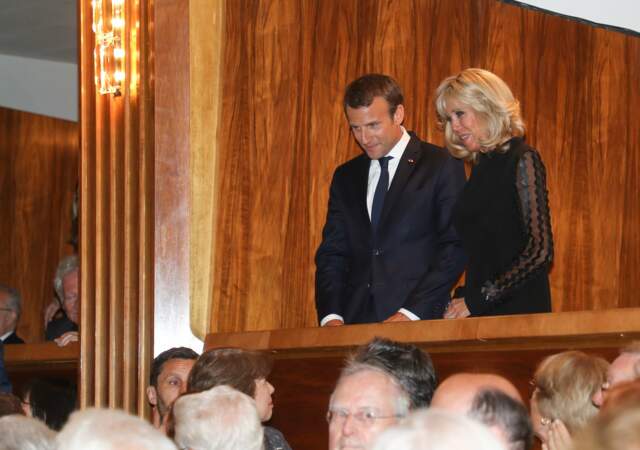 Brigitte Macron et Emmanuel Macron très chic et élégant tous les deux en noir