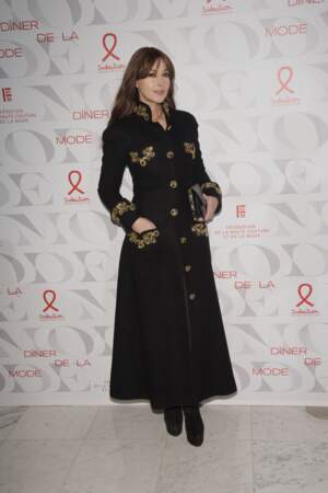 Monica Bellucci sublime en robe longue trench au dîner de la mode