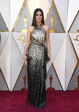Sandra Bullock en robe très moulante Louis Vuitton